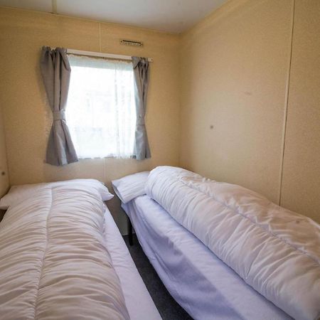 6 Berth Caravan For Hire At Manor Park Holiday Park In Norfolk Ref 23025T Hunstanton Exterior photo